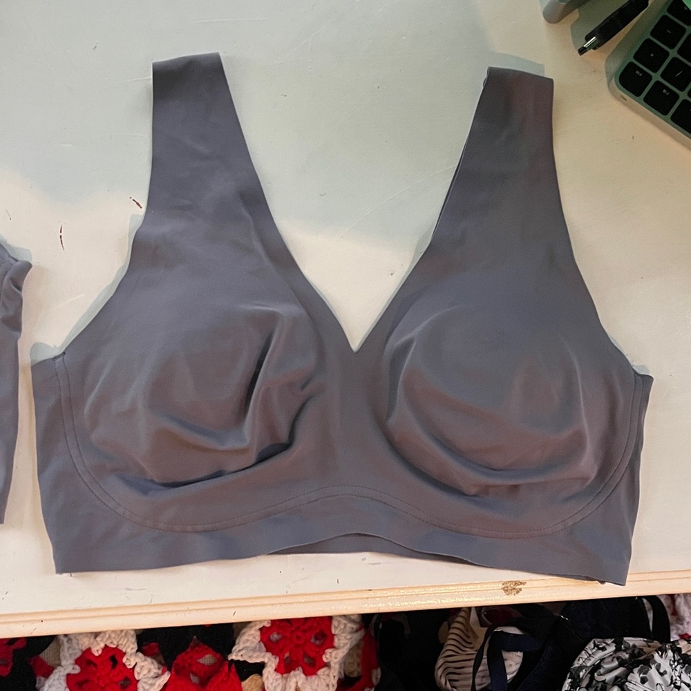 True & Co V neck & scoop neck adjustable bras, M full cup (lot of 2) - Picture 3 of 7